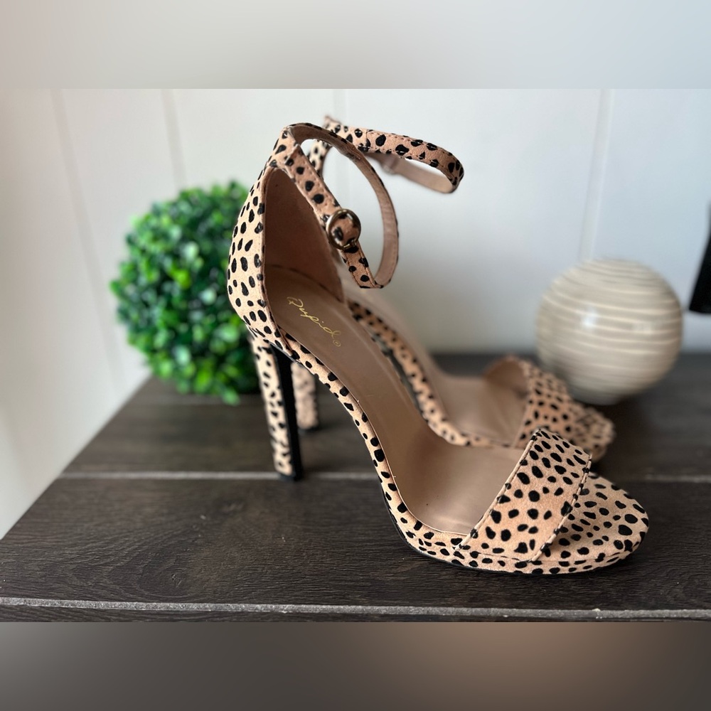 Qupid Faux Suede Cheetah Print Ankle Strap Heels Size 8 - Picture 10 of 13